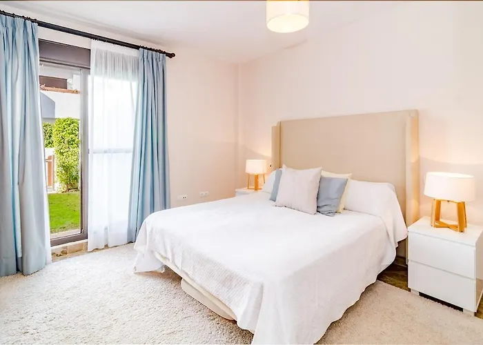 Gh-modern 2 Bed With Pool In Lägenhet